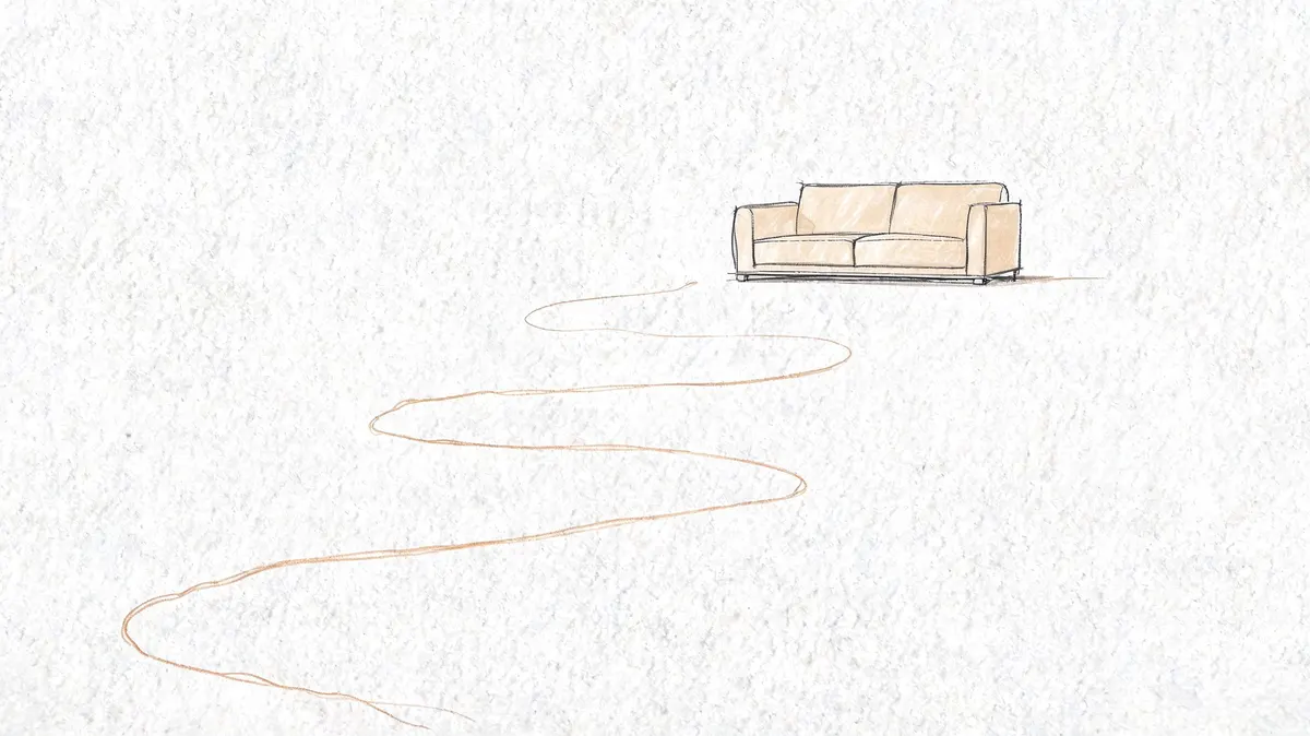 Un divano beige di design minimalista posizionato su un fondo bianco con una linea curva disegnata a matita.